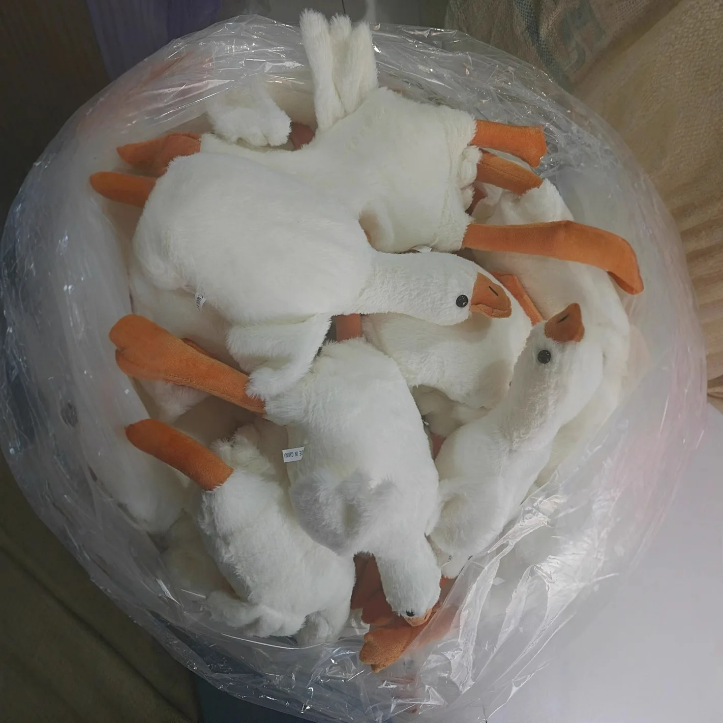 Weiches gelbes Plüschtier mit orangefarbenen Flügeln, flauschiges Stofftier, Geschenk für Weihnachten, Geburtstage, Kinder, Muttertag, Halloween-Party