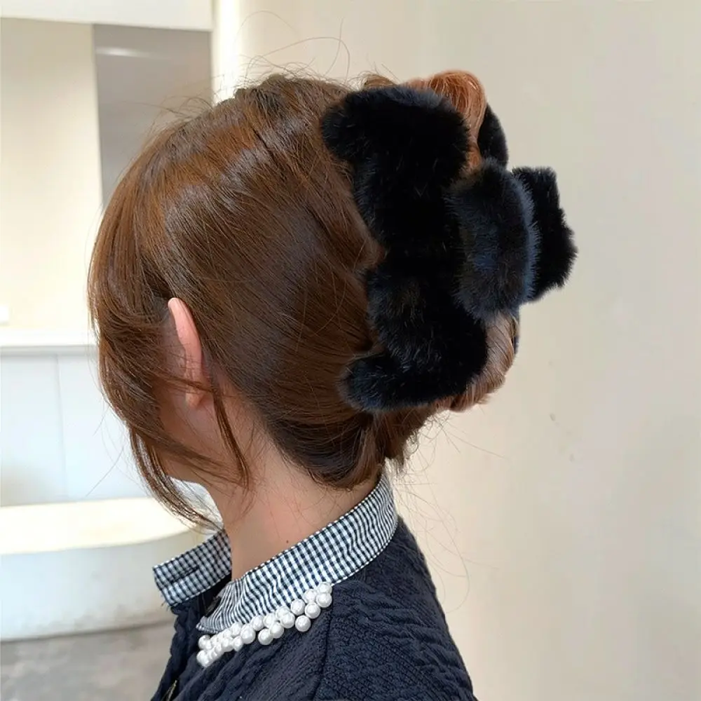 Large Plush Hair Claw Clips Winter Warm Furry Barrettes Aesthetic Soft Headwear For Thick Hair Elegant Ponytail Holder