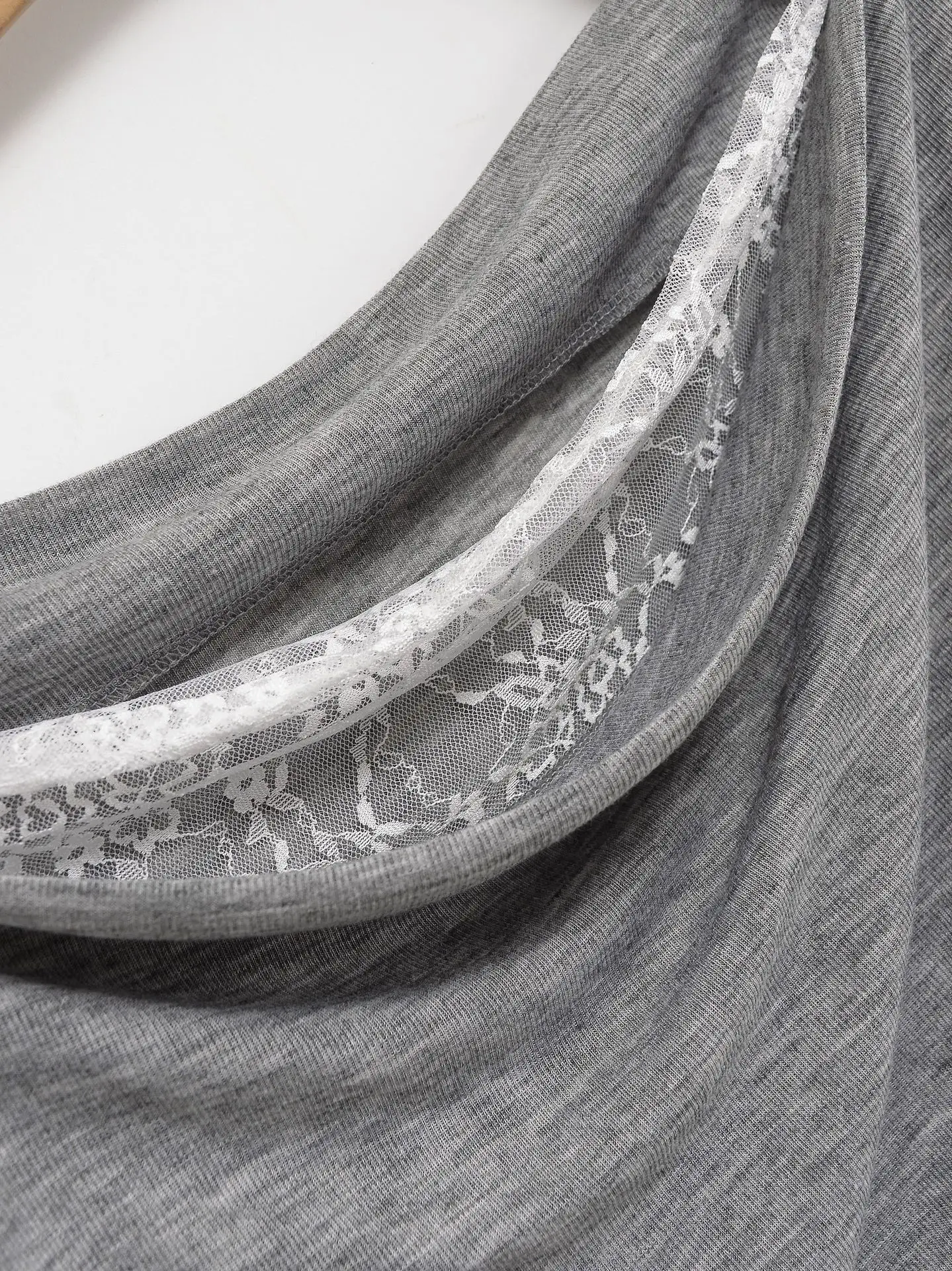 2025 primavera e autunno nuovo stile europeo e americano falso in due pezzi cuciture in pizzo pieghettato leggero stile maturo T-shirt