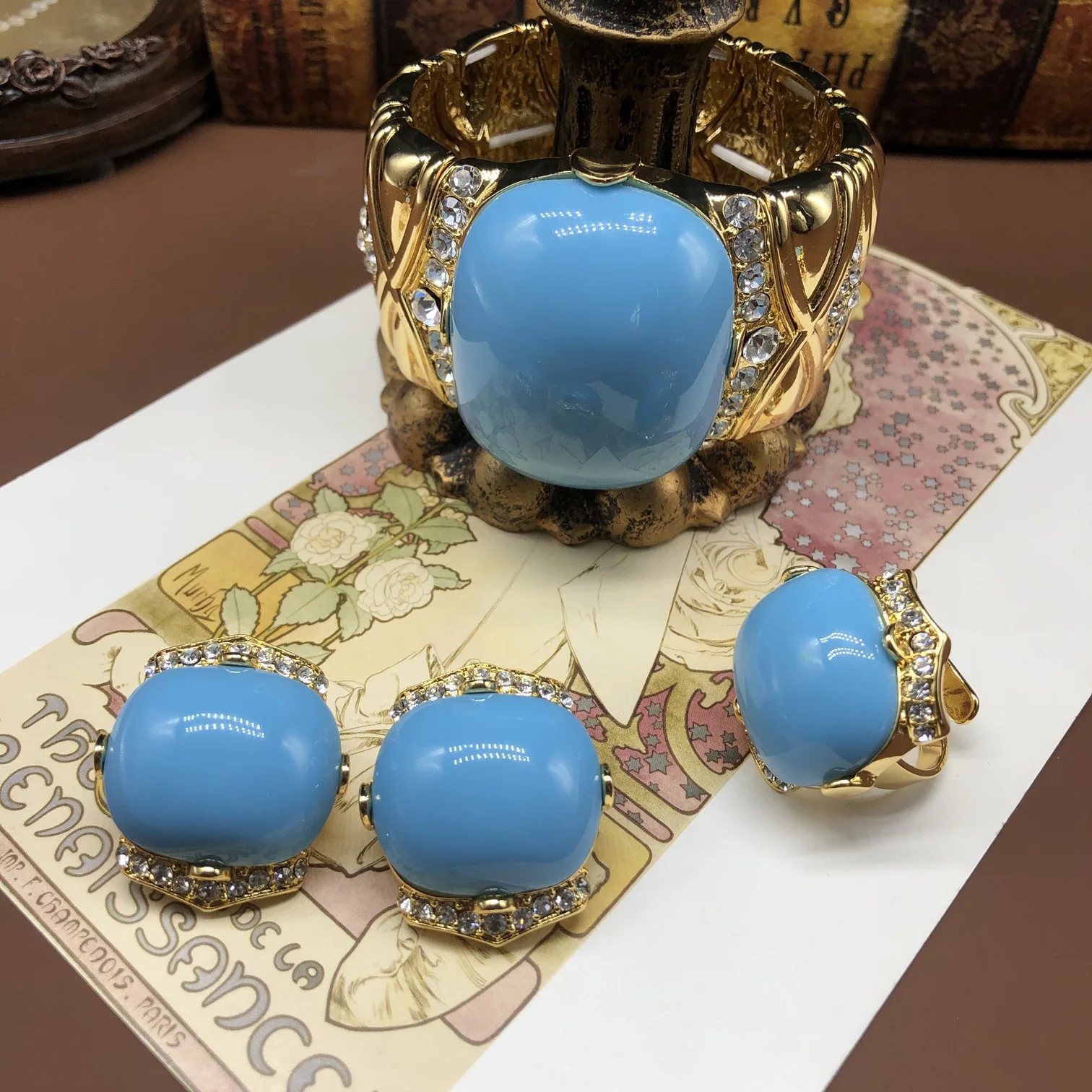 

Ретро стиль гальваническое настоящее золото модный браслет с инкрустацией из синей смолы кольцо-гвоздик ювелирные изделия