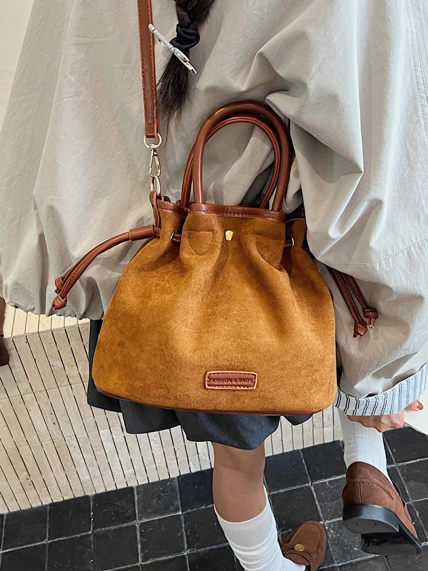 

Женская сумка из искусственной замши, осенняя новинка, корейский стиль, модная сумка-ведро из искусственной кожи высокого класса, однотонная сумка через плечо с буквенным принтом