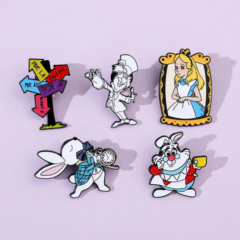 Disney New Cute Cartoon Fantasy Fairy Tale Story Alice Adventures In Wonderland Metal Badge Rabbit Alloy Brooch Accessory