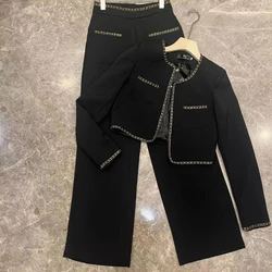 Fato retrô feminino preto com pescoço redondo, calças largas, blazers de corrente de metal curto, estilo perfumado pequeno, 2 peças