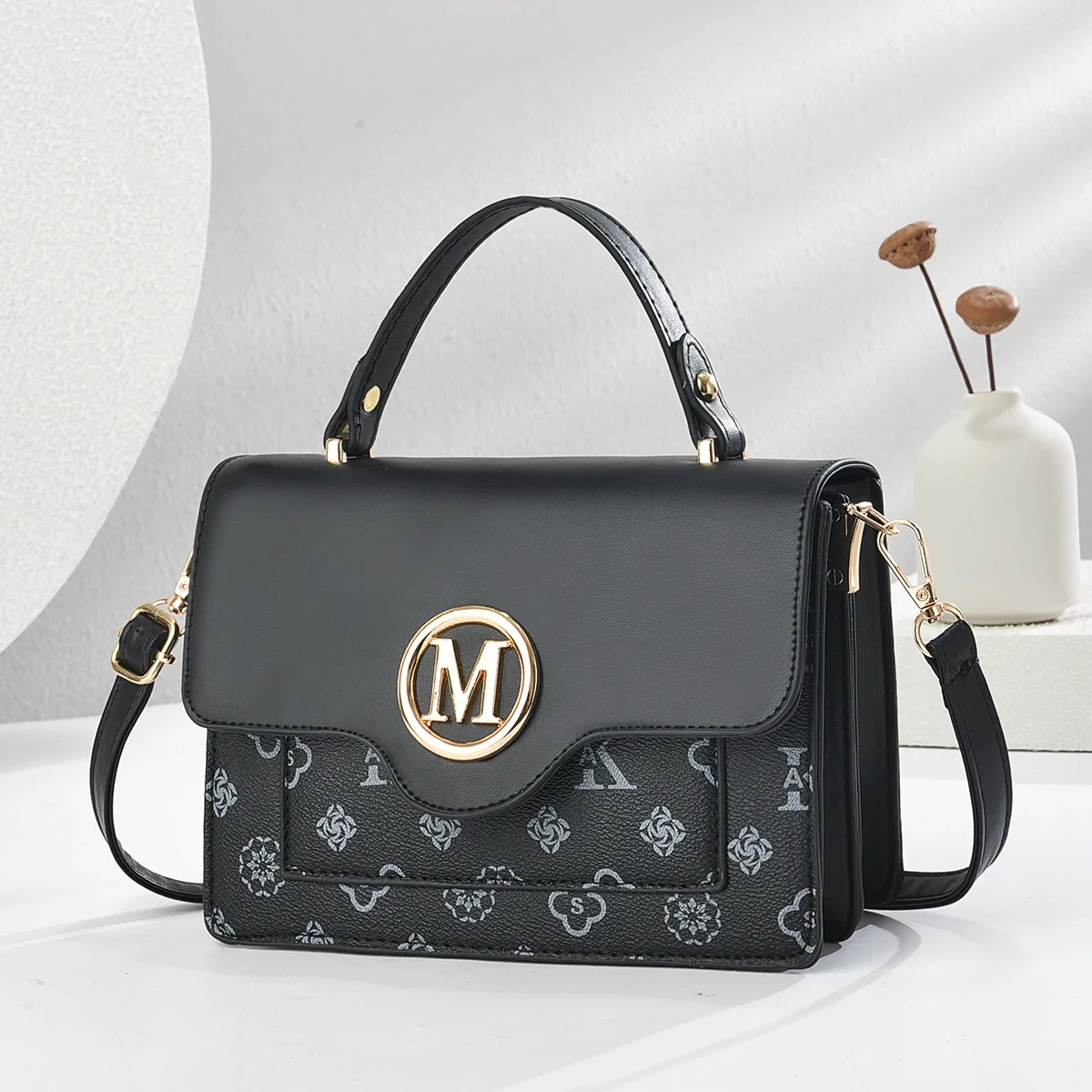 New Small Square Women's Bag Carefully Crafted By Parisian Fashion Designers, Small and Portable, with Attention To Detail