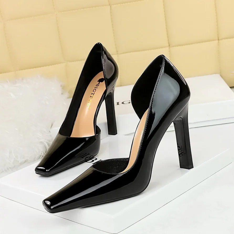 

Fashionable Minimalist Banquet Pumps With Thick High Ultra Middle Heels Lacquer Leather Shallow Mouth Side Hollow Ladies Shoes