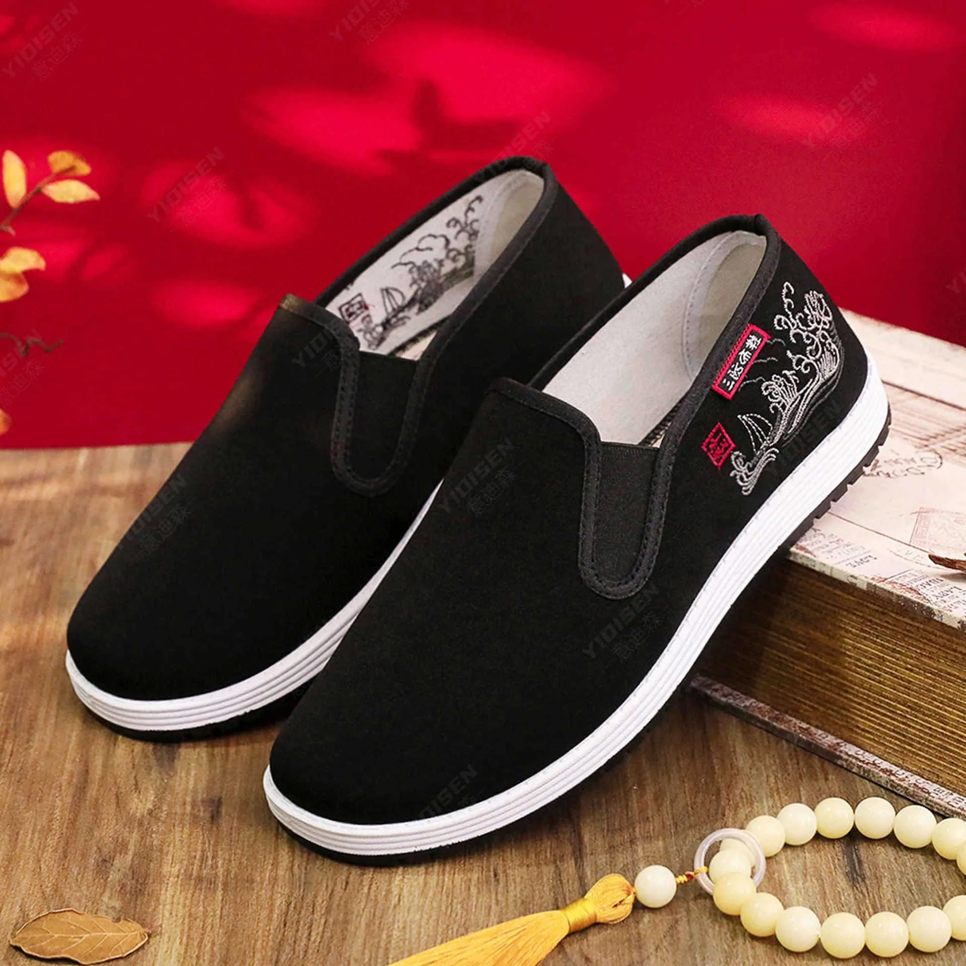 

Новые мужские туфли в китайском стиле с мягкой подошвой, противоскользящие, с вышивкой, легкие и дышащие.