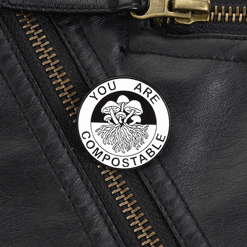 Broche éco-gothique compostable avec slogan 'You Are Compostable' pour les défenseurs de la durabilité, pour une personnalité audacieuse et une tenue quotidienne.