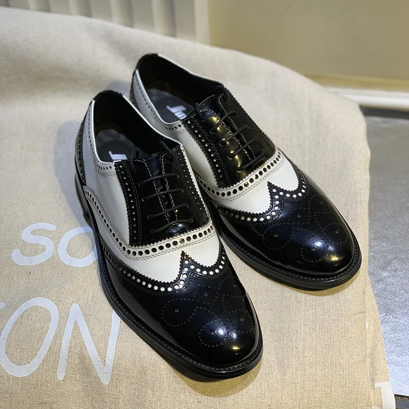 

2024 Black and White British Brock Cow Leather Shoes Carved Oxford Shoes Handmade Low-top Retro Lace Up Men's Casual Shoes