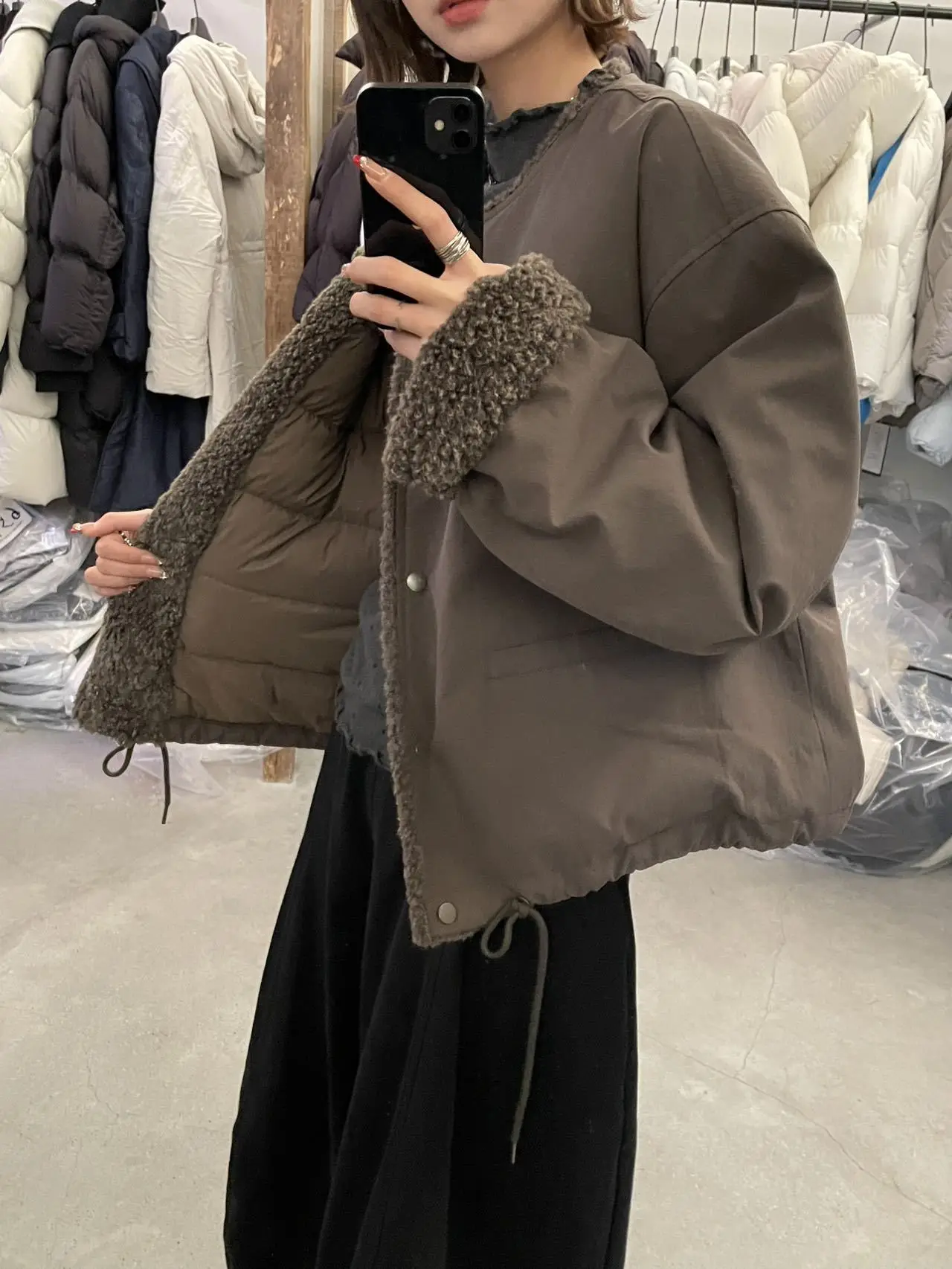 

Женская осенне-зимняя универсальная модная куртка с круглым вырезом, утепленная, с воротником из овечьей шерсти и цветными вставками, модель K25