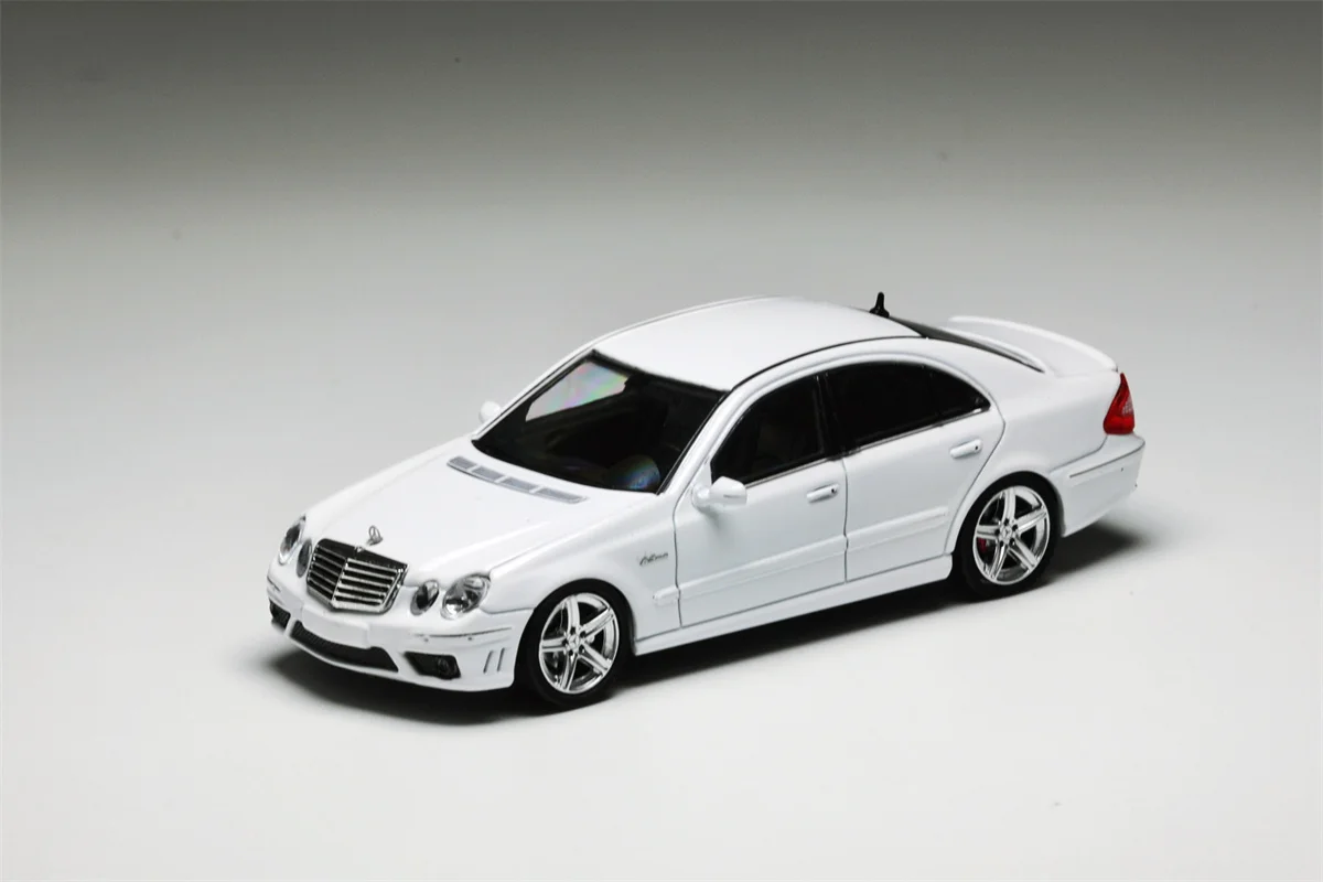 1:64 Mercedes-Benz E63 W211 Classic Four-eyed Limited modelo de