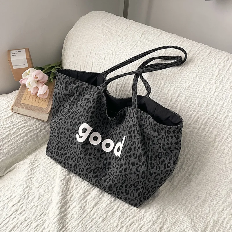 

Korean Style Retro Leopard Print Reversible Tote Bag Large Capacity Nylon Shoulder Bag Fashionable and Versatile Commuter Bag