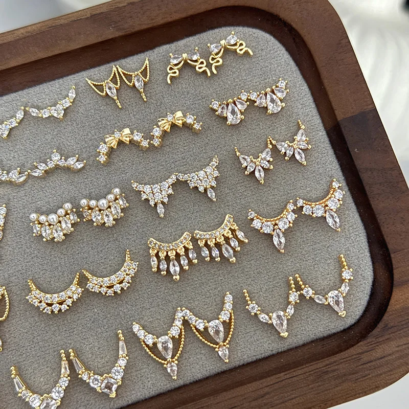 5 Stück vergoldete Kupfer-Zirkon-Nagelanhänger – Nagelkunst-Dekoration im französischen Stil mit glitzerndem Kristallrand, luxuriöser Nagelschmuck – Detail 6