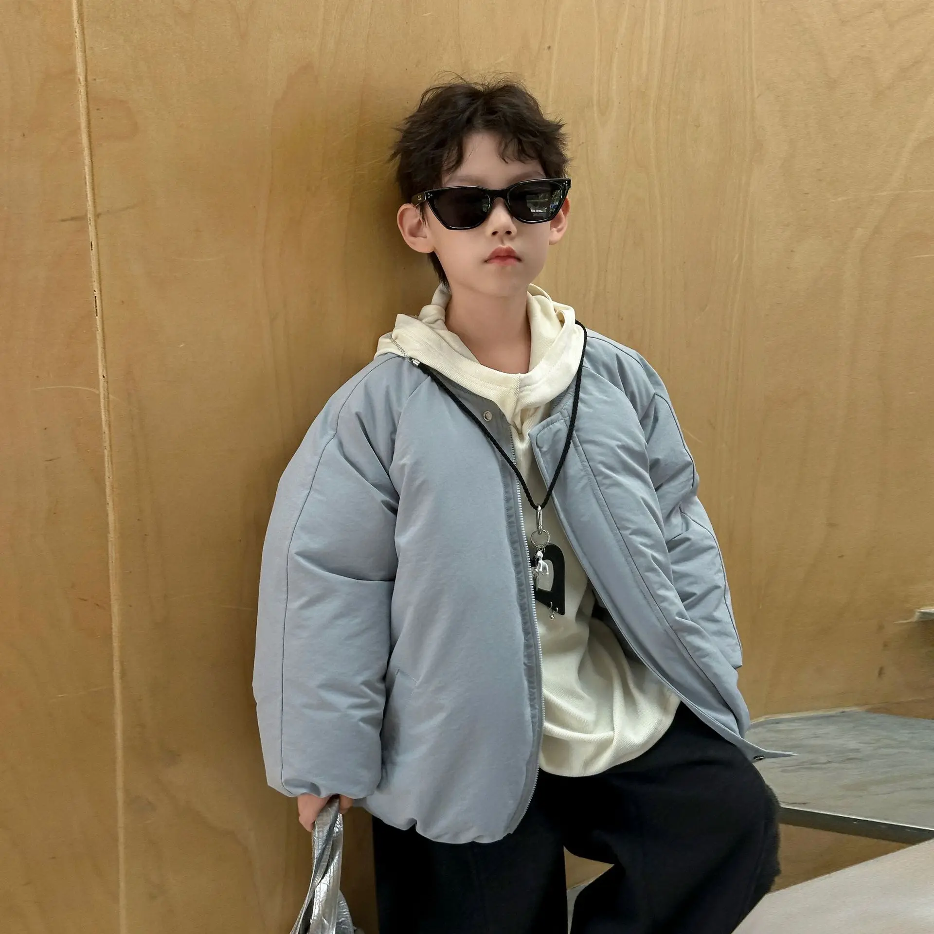 

Детская одежда, зимняя куртка на хлопковой подкладке для мальчиков, новинка 2025 года, теплая однотонная теплая повседневная свободная куртка в корейском стиле