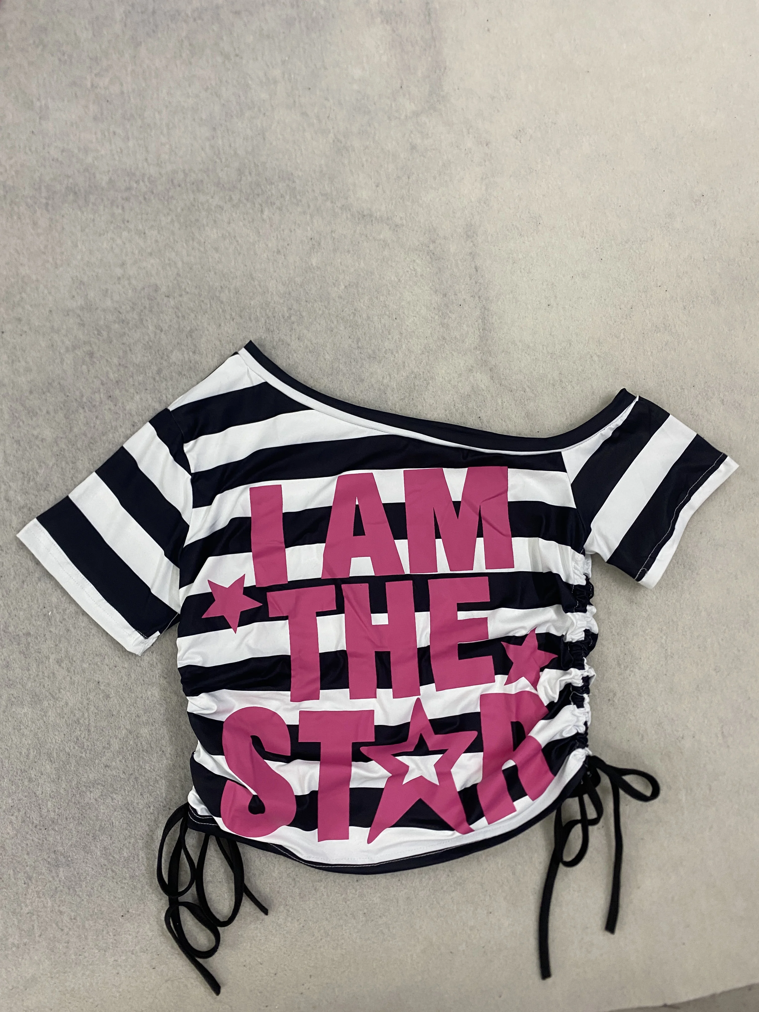 Camiseta Corta Ajustada con Hombros Descubiertos, Rayas en Contraste Blanco y Negro, Estampado de Estrella con Letras Grandes y Doble Cordón Ajustable