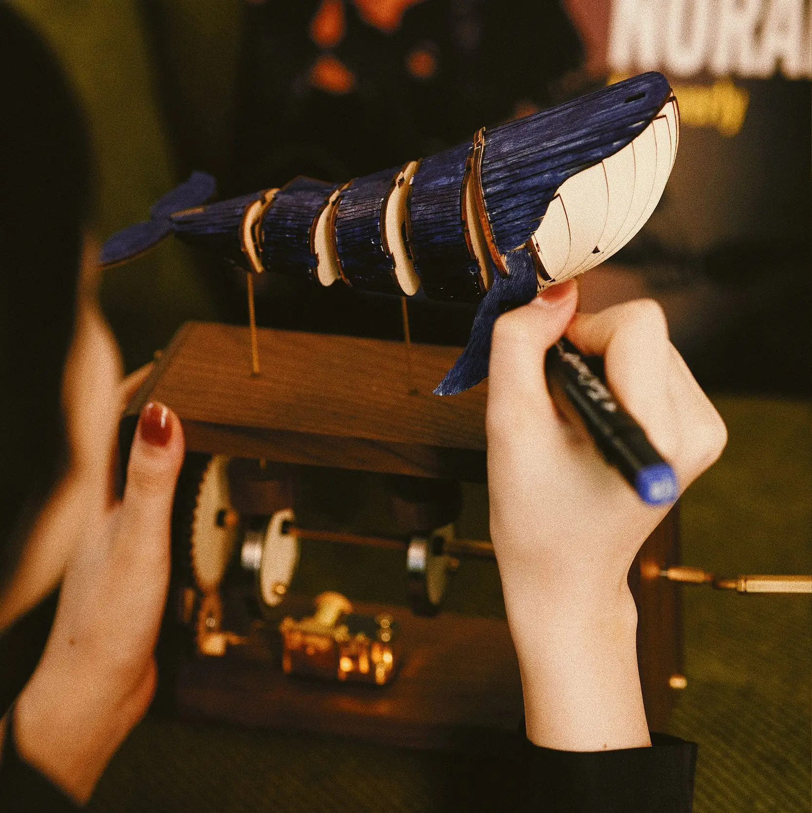 Luxury hand-cranked wooden music box, eco-friendly whale animal carving home decorations and popular birthday gifts for children