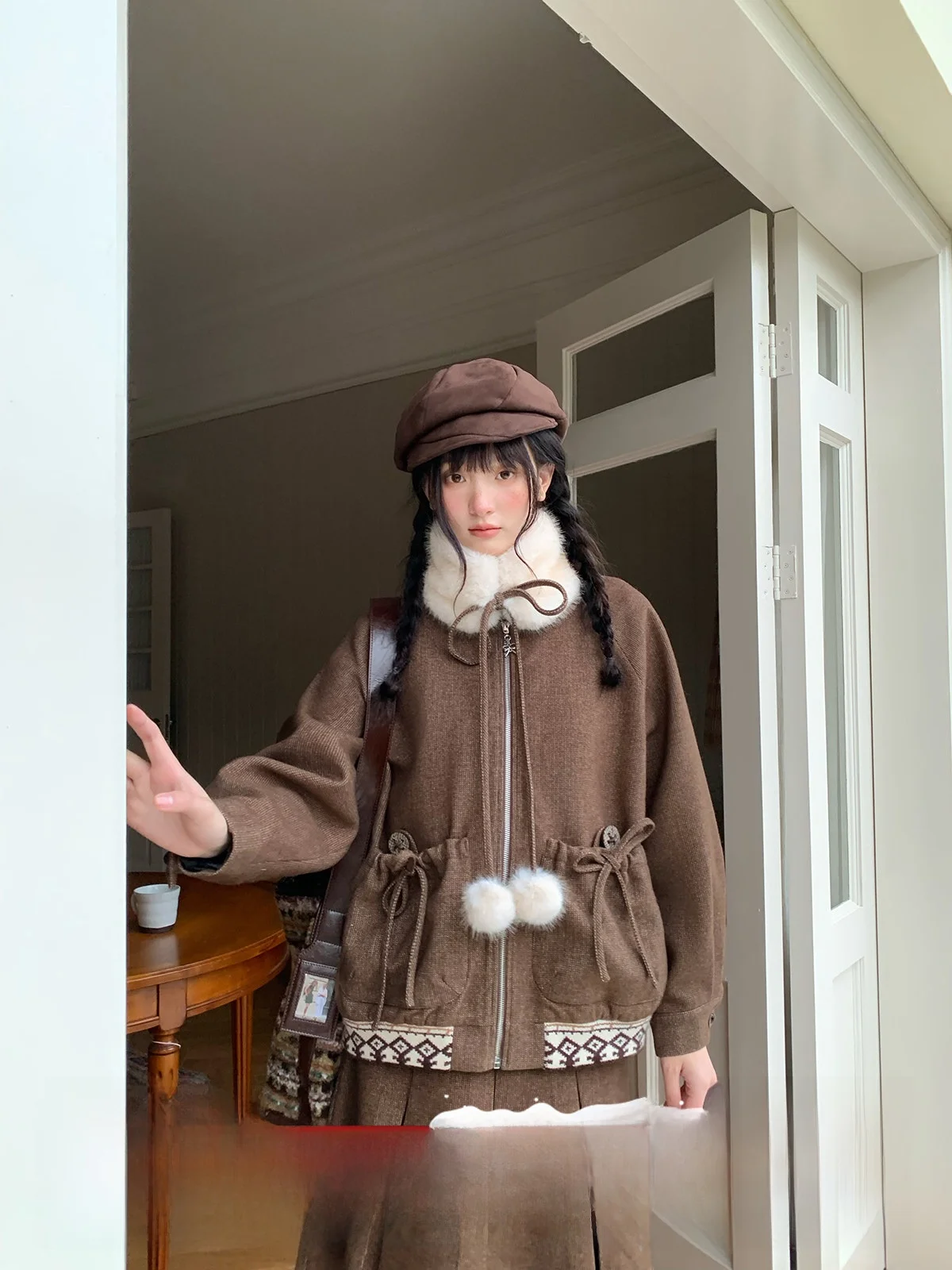 

Комплект из коричневой куртки с меховым воротником и юбки для женщин: красивый, милый и стильный дизайн, высококачественное полиэфирное волокно