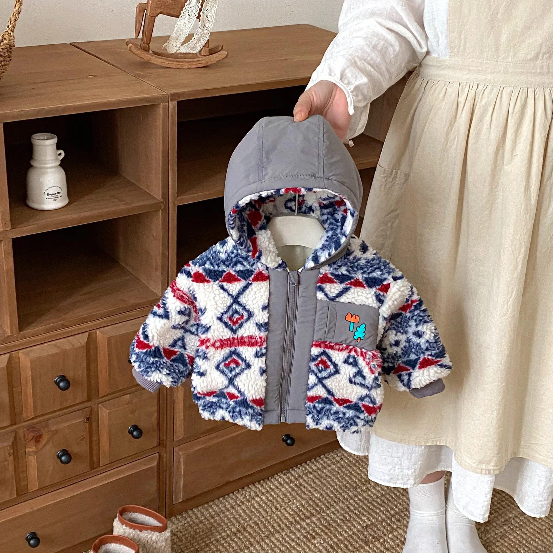 سترة شتوية بغطاء للرأس للأولاد مبطنة بالصوف معطف دافئ للأطفال ملابس خارجية عصرية مع بطانة سميكة ونمط عتيق