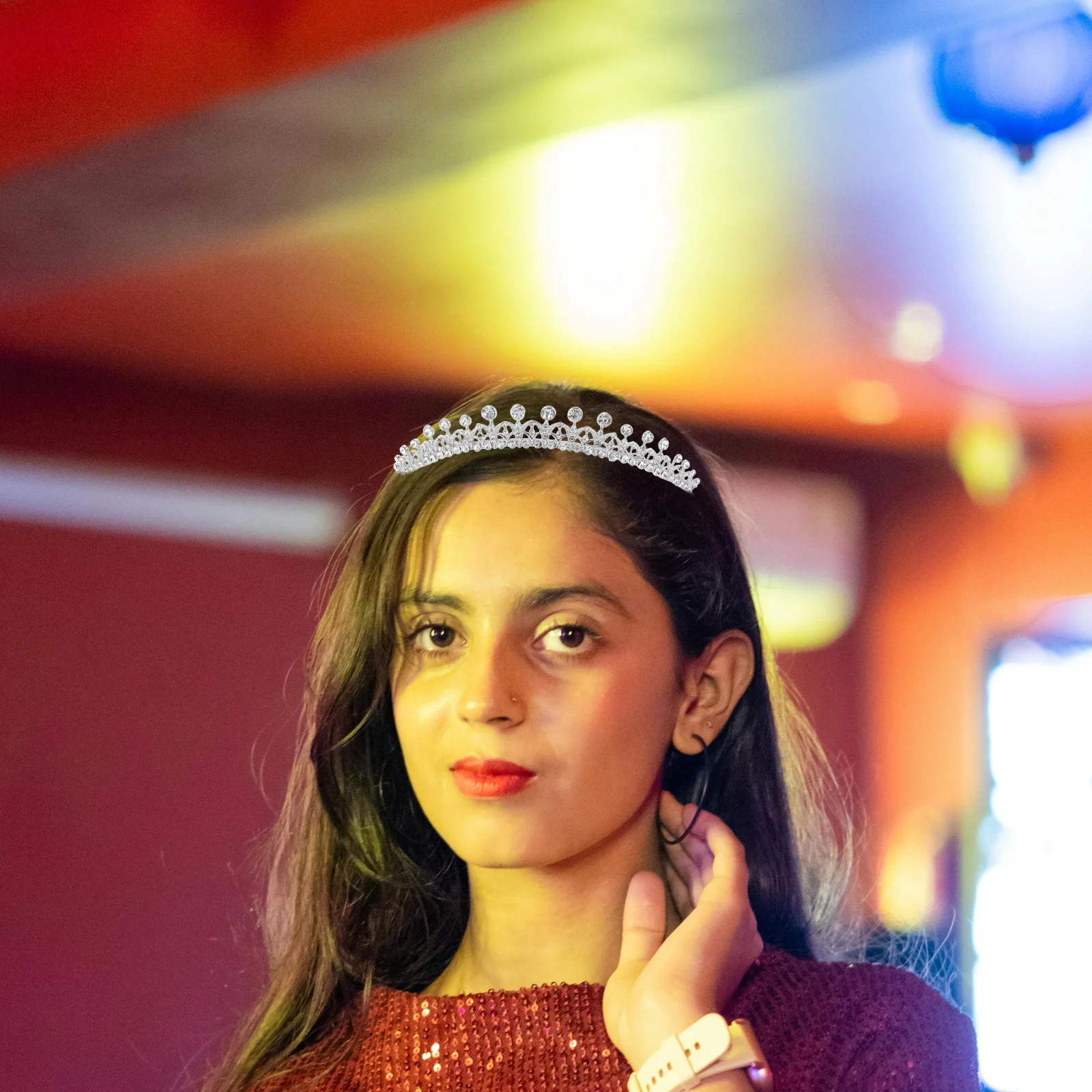 تاج تاج أنيق من حجر الراين للنساء لأعياد الميلاد وحفلات الزفاف وإكسسوارات شعر الزفاف والمناسبات الرسمية وغطاء رأس لوصيفة العروس