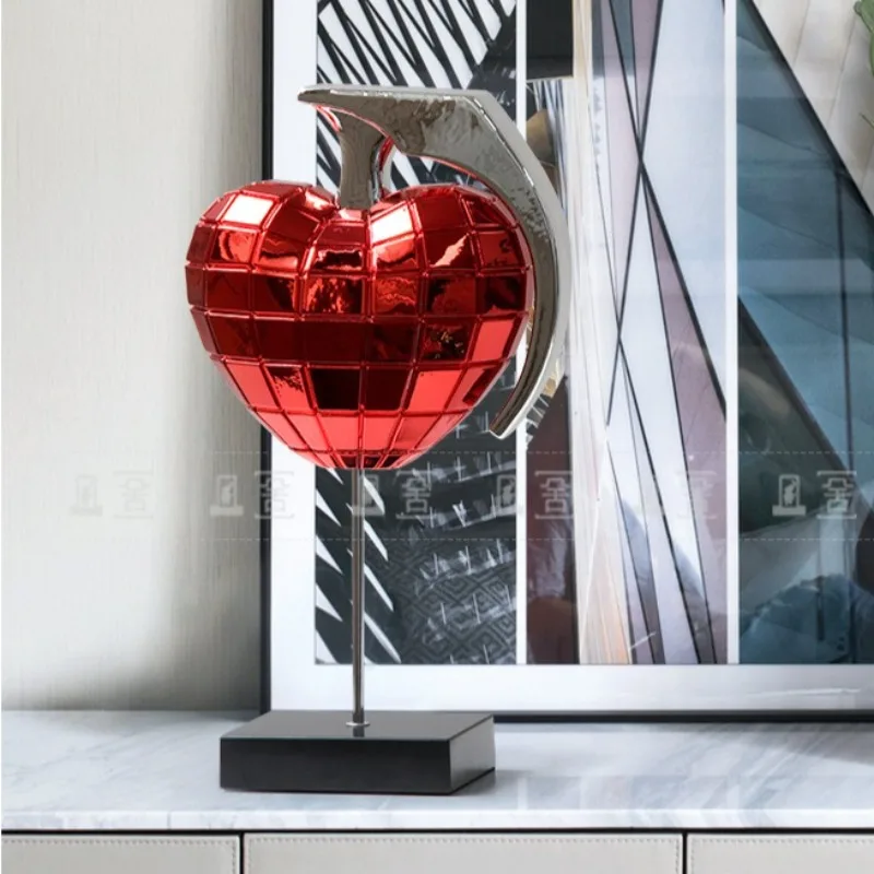 Resin Sculptures Heart Shaped Art Creative Room Ornaments Luxury Aesthetic Living Room Figurines Modern Home Decoration Crafts