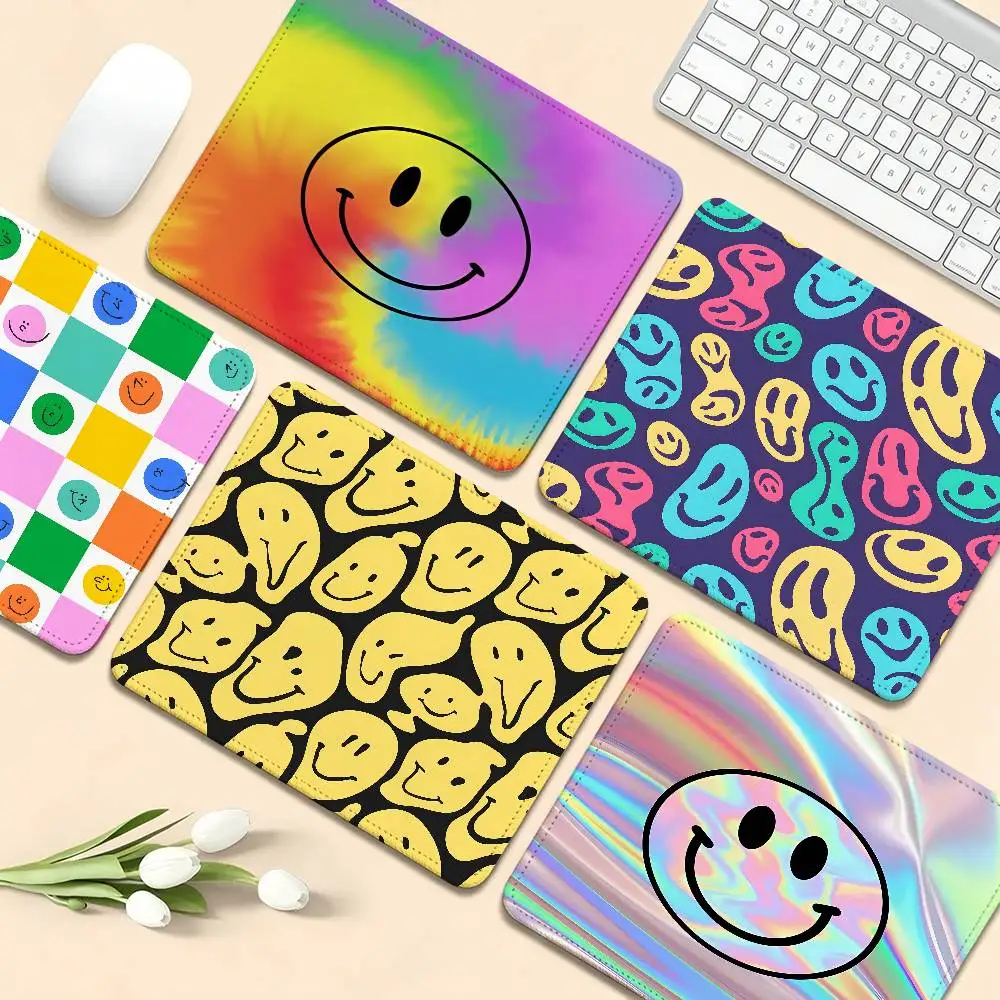 Smile Allover Bunt Rubber Small Desktop Desk Mat Kawaii Gaming Accessories Students Writing Pad for PC Mouse Carpet