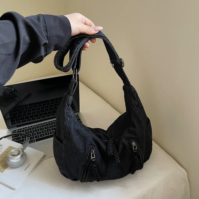 

Modern Handbag for Women, Sophisticated Leather Shoulder Bag with Spacious Interior and Refined Details