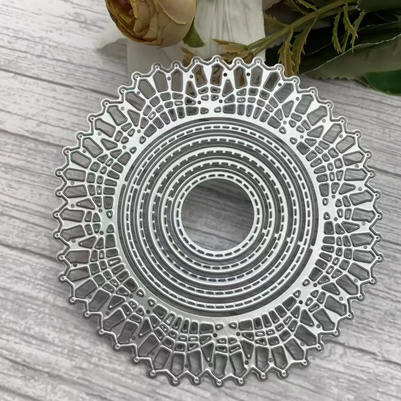 Mehrschichtige Spitzen-Rundrahmen-Metallstanzformen Vintage Hohlrandschnitt DIY Scrapbooking Karten Bastelstanzformen
