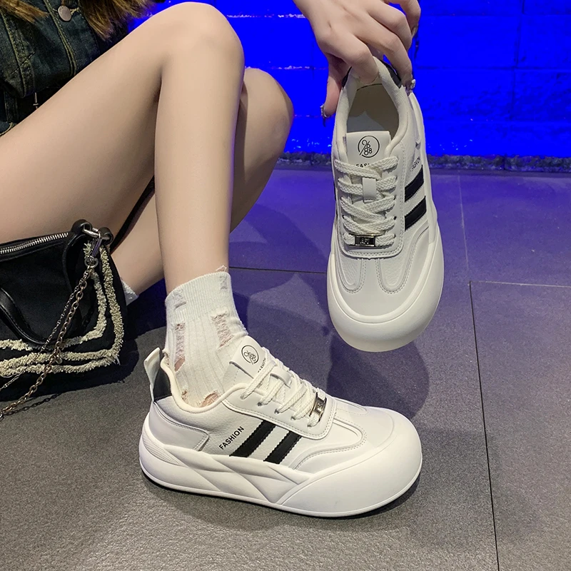 Sepatu kets vulkanisir wanita, sneaker olahraga kasual latihan merek 2024 kulit putih Platform wanita