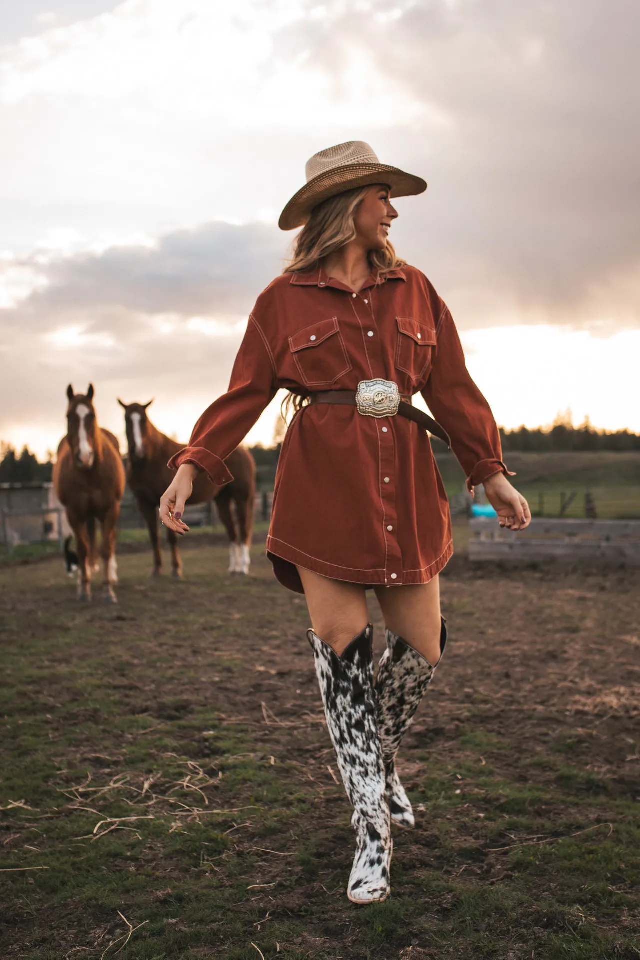 Damen Cow-Print Kunstfell-Stiefel Überknielang Western Cowboy-Stiefel Retro Spitze Zehe Blockabsatz Hohe Cowgirl-Schuhe 2026 – Detail 5