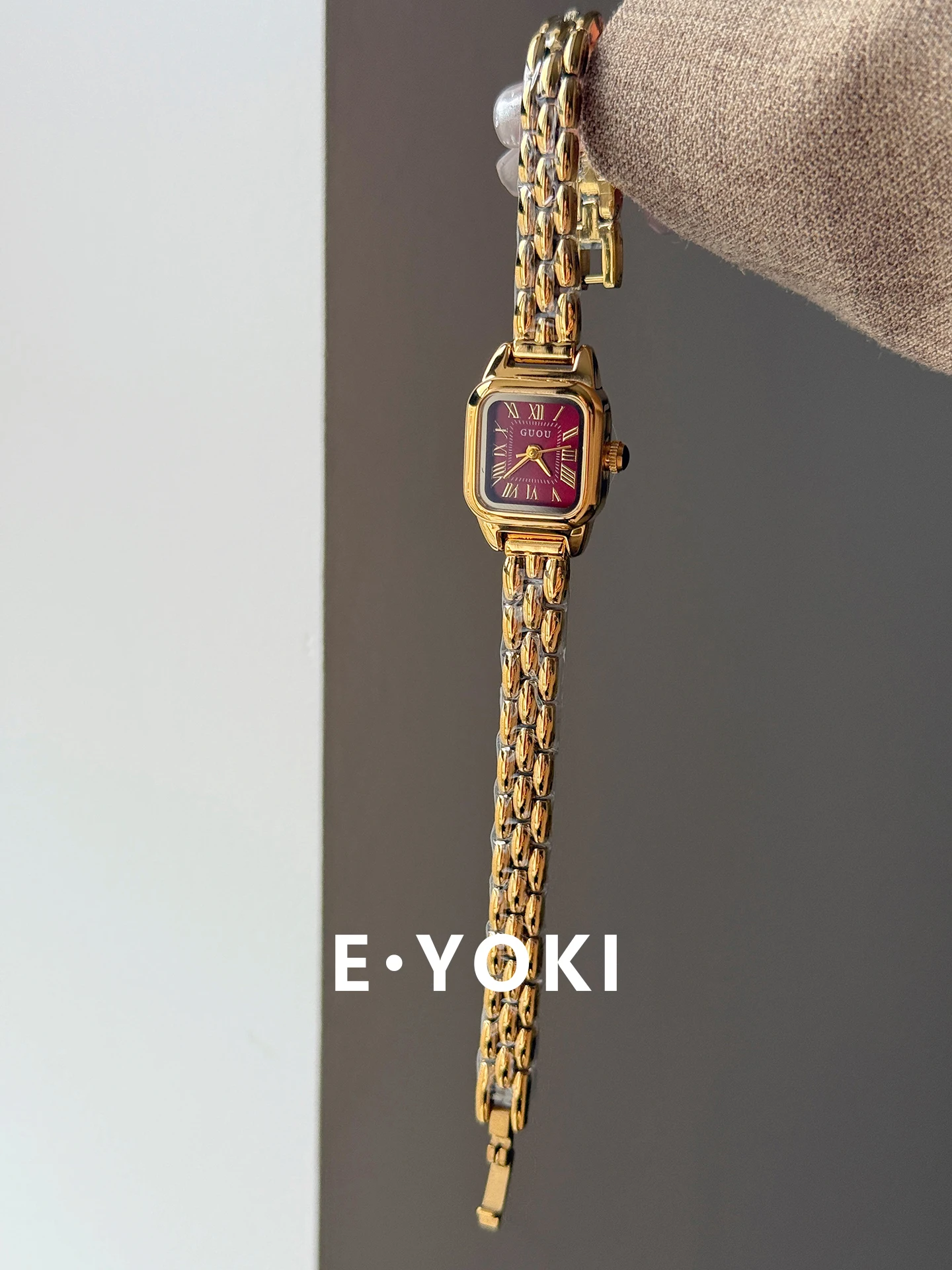 ساعة يد نسائية أنيقة، سوار مكعب سكر صغير، حزام فولاذي، ساعة كوارتز نسائية بسيطة ولكنها فاخرة.