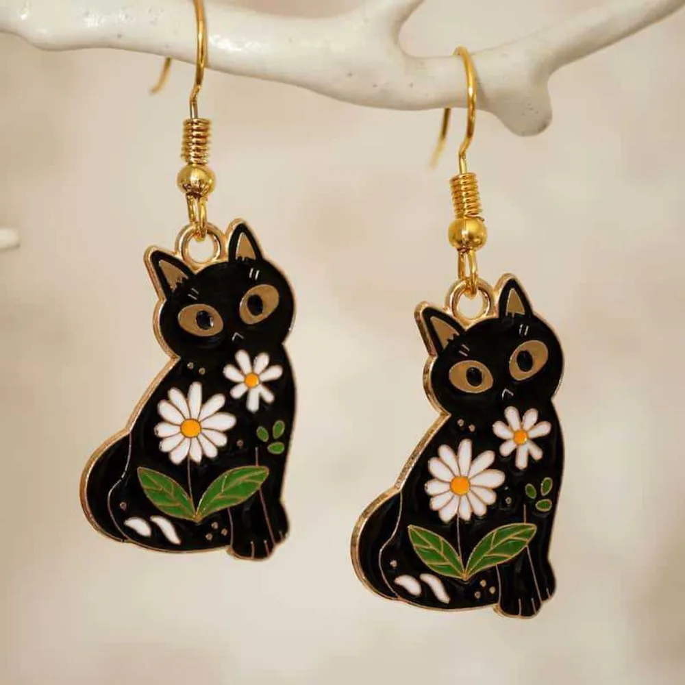 novos-brincos-pendentes-criativos-com-margaridas-brancas-e-gato-preto-com-borda-dourada-para-mulheres-joias-de-animais-fofos