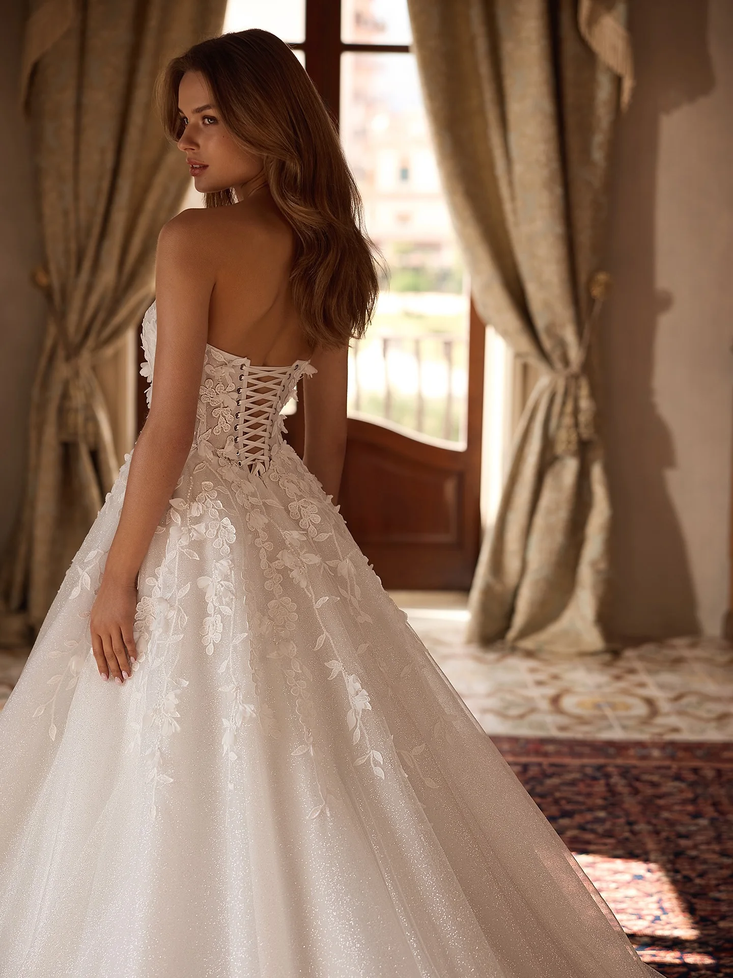 Customized A-Line Elegant Sparkly Wedding Dress Strapless Organza Exquisite Bridal Party Lace Up Back Appliques Bridal Gowns