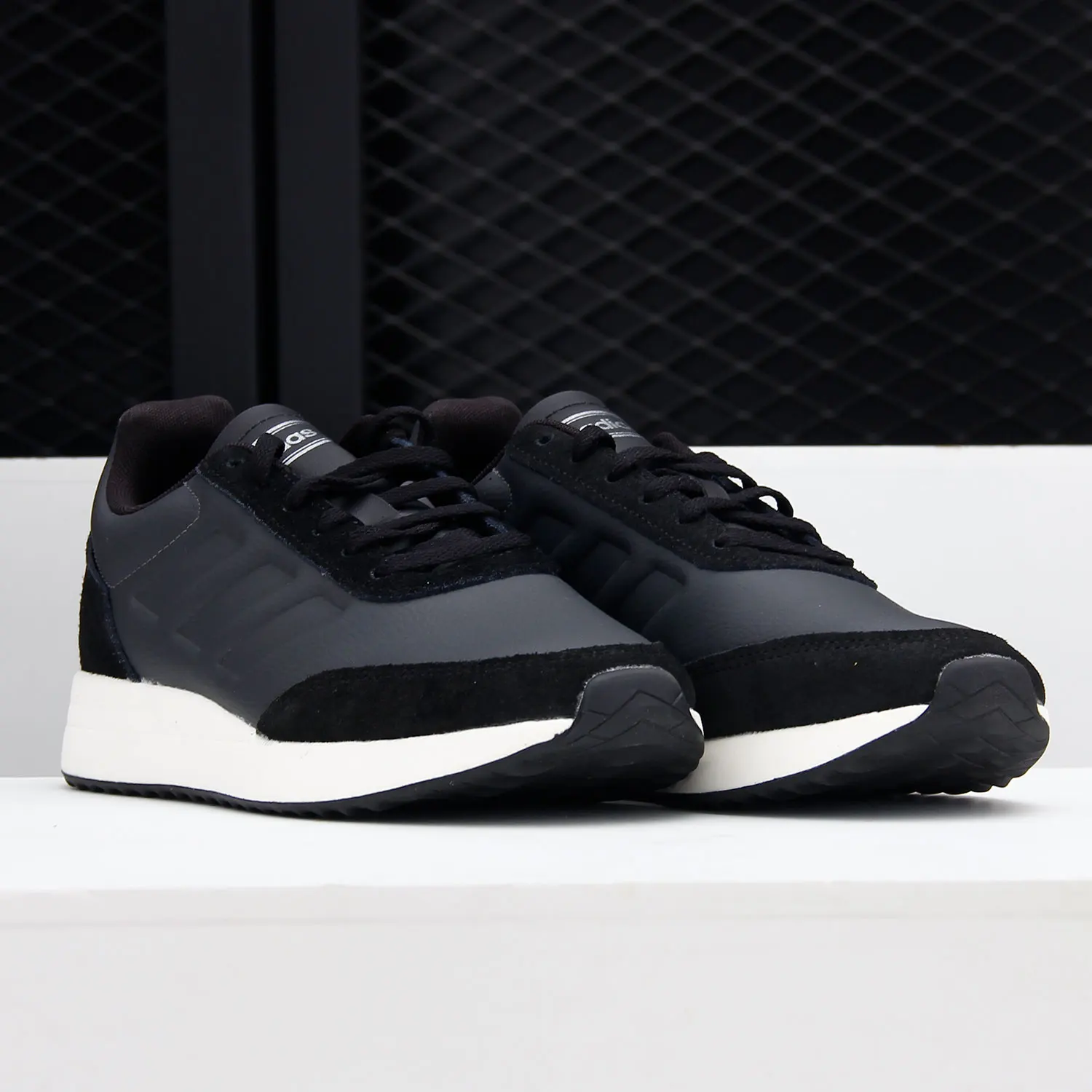 

Adidas оригинальные сезонные новые женские легкие кроссовки Run70s EE9865