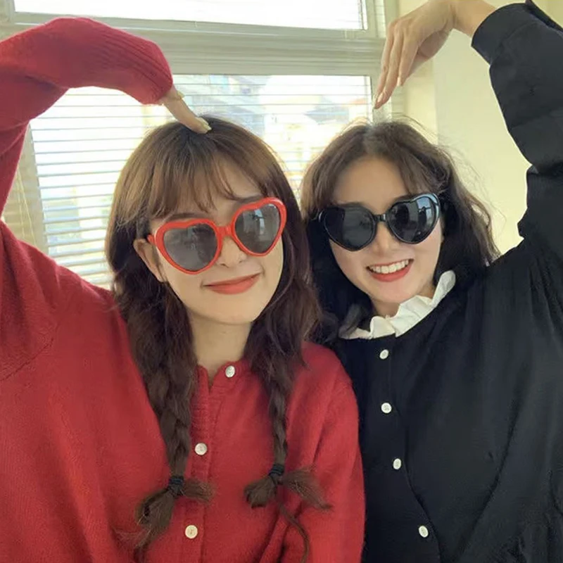 Heart Shaped Love Effects Glasses Watch The Lights Change to Heart Shape Diffraction Glasses At Night Christmas photo props