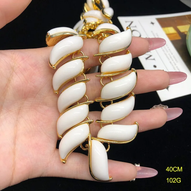 

Literary and Retro Jewelry, Elegant and Fashionable Temperament, Neck Chain Stud Earrings Set, Versatile Flowers, Same Necklace