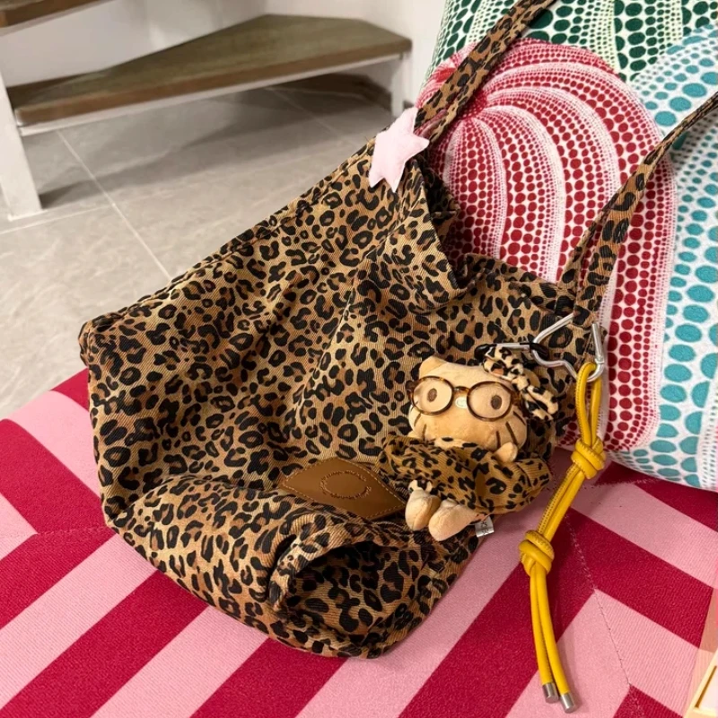 漫画風黒肌ヒョウ柄Ktホットガールドールメガネハート型キーホルダー人形バックパックぬいぐるみペンダントかわいい誕生日プレゼント