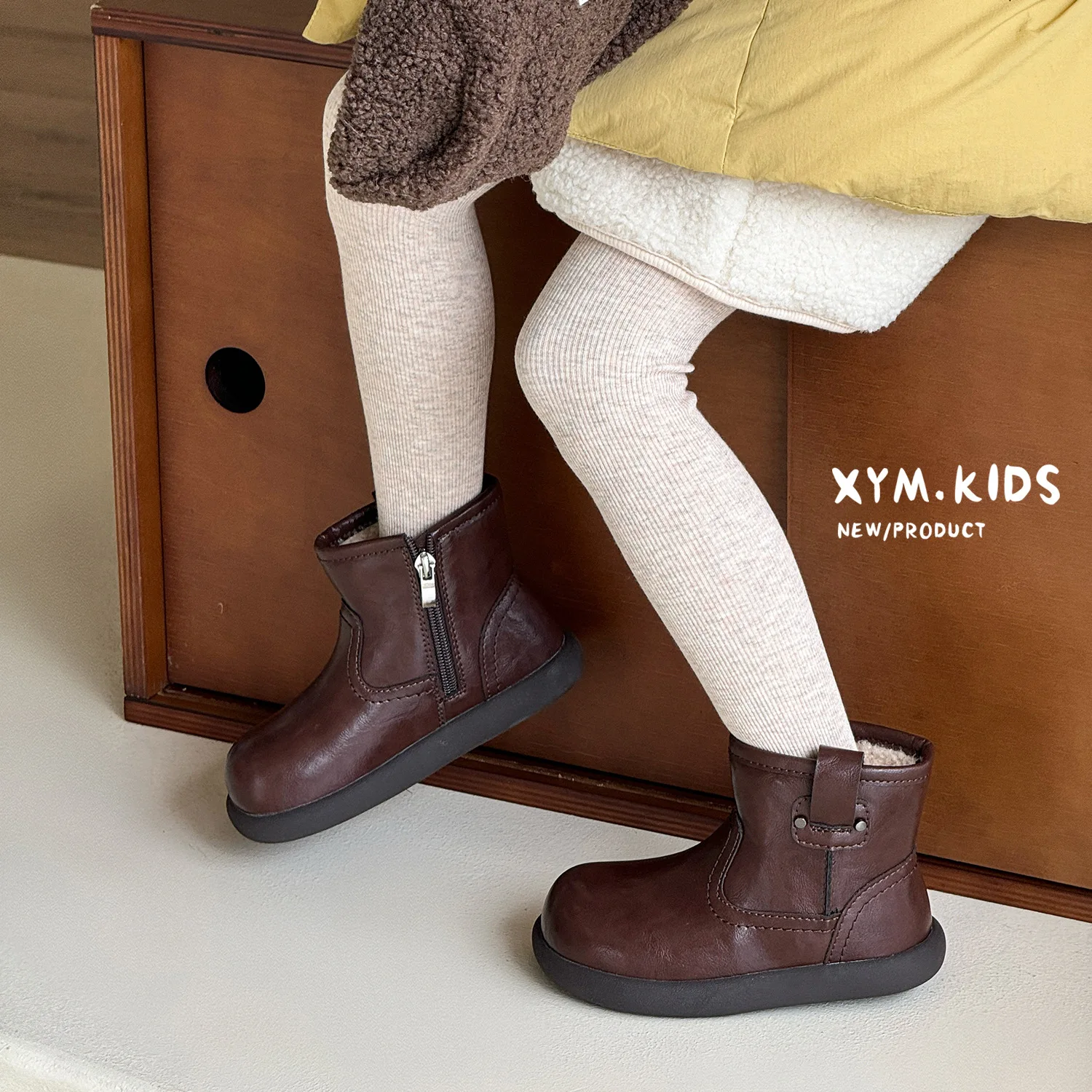 2025 شتاء جديد أحذية الأطفال المألوف الرجعية المخملية الدافئة الفتيات الأحذية الجلدية كعكة الماعز الصوف أحذية بوت قصيرة
