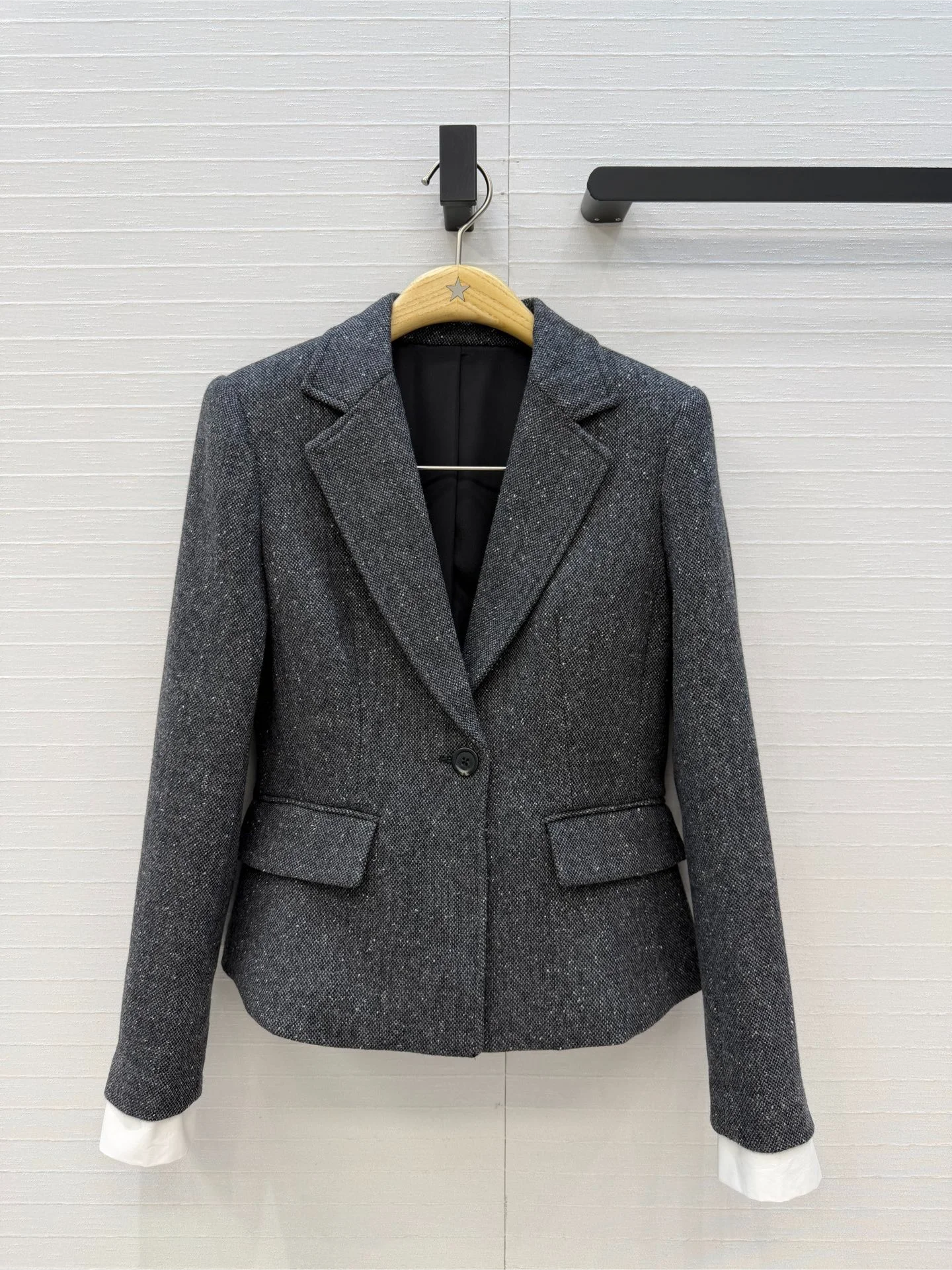 Modische, elegante Damenjacke für den frühen Herbst, schneeglattgrau, mit einem Knopf am Ärmelbund, im Zweiteiler-Look, mit V-Ausschnitt.