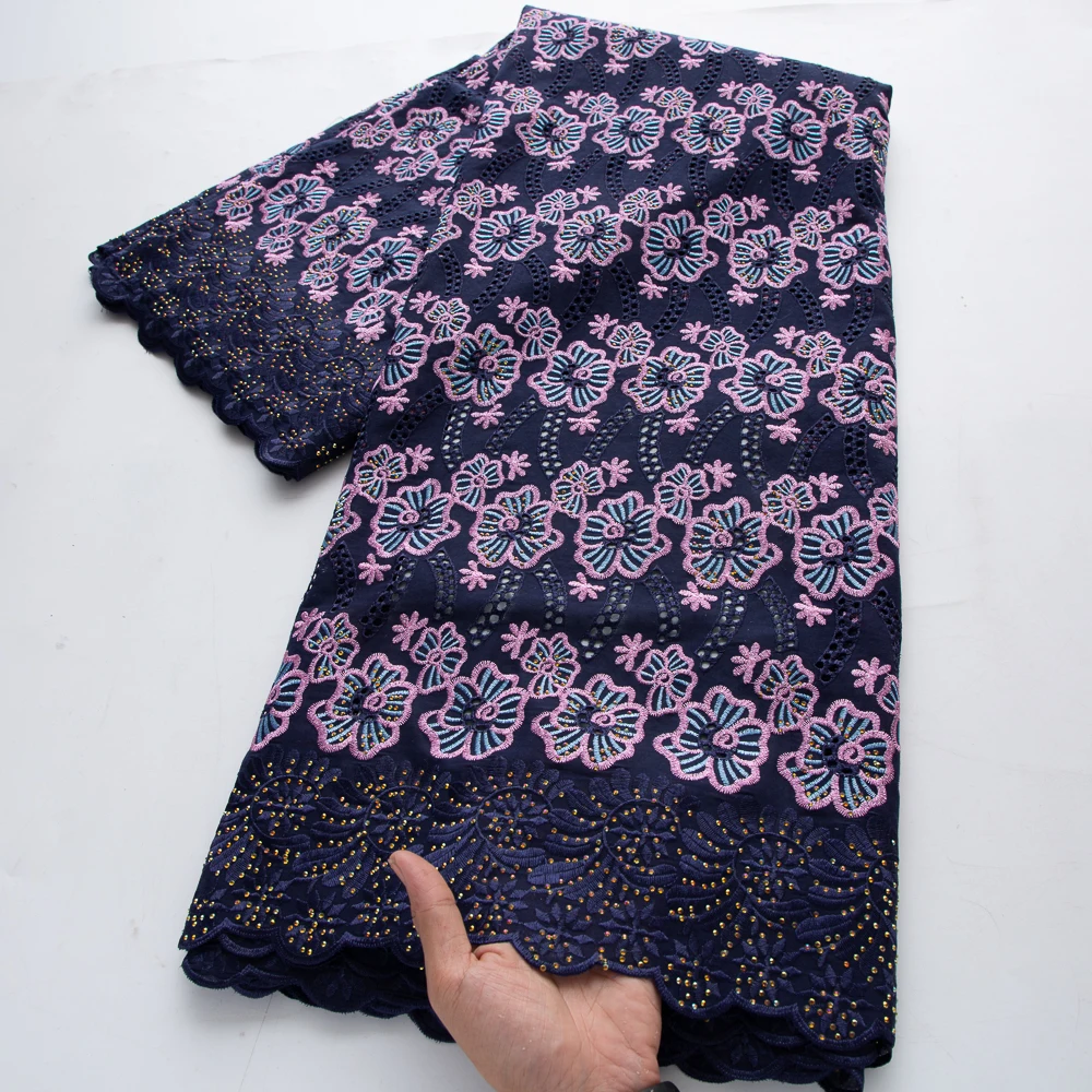 Luxuriöser afrikanischer Trockenbaumwoll-Spitzenstoff in Marineblau und Rosa mit Blumenstickerei und Strasssteinen, nigerianische Schweizer Voile-Spitze für Partykleider.