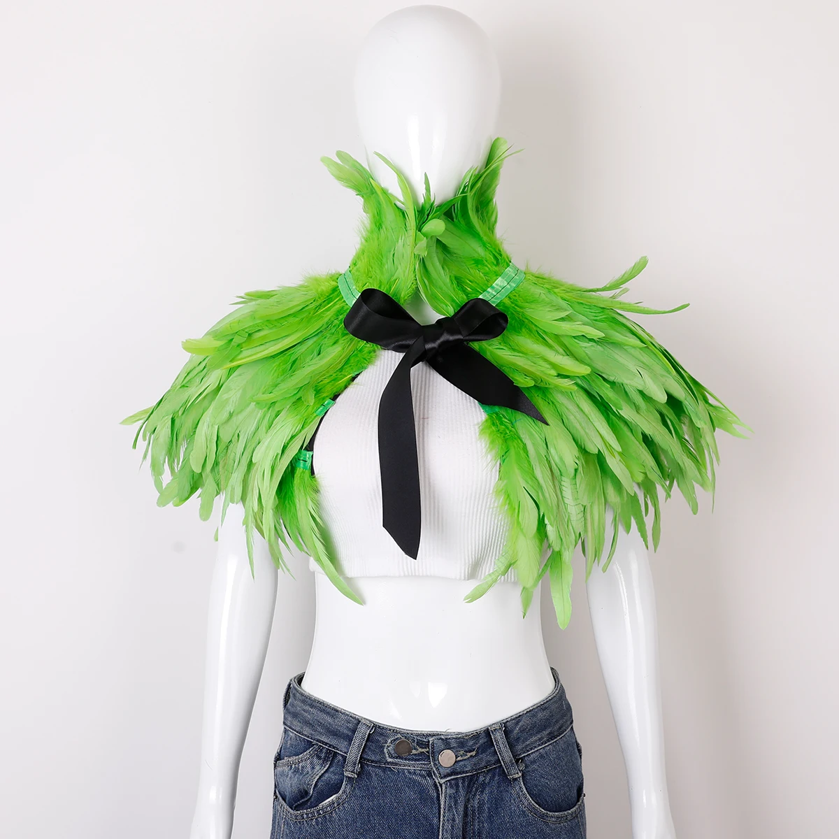 Feder-Schal-Cape – Gotischer Schulterüberwurf aus Naturfedern mit schwarzem Band zum Binden für Halloween, Karneval, Rave, Cosplay-Partys – Detail 3