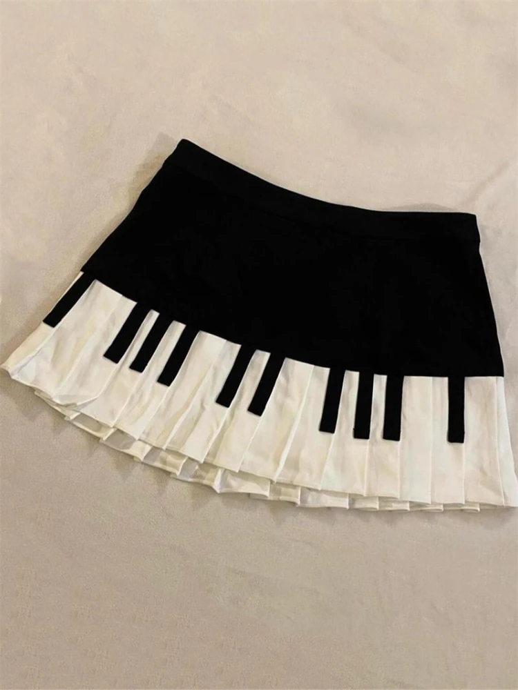 Gonna corta da donna impiombata bianca nera primaverile 2025 Y2k Minigonna Harajuku dal design sottile Gonna da pianoforte chic stile impero coreano femminile