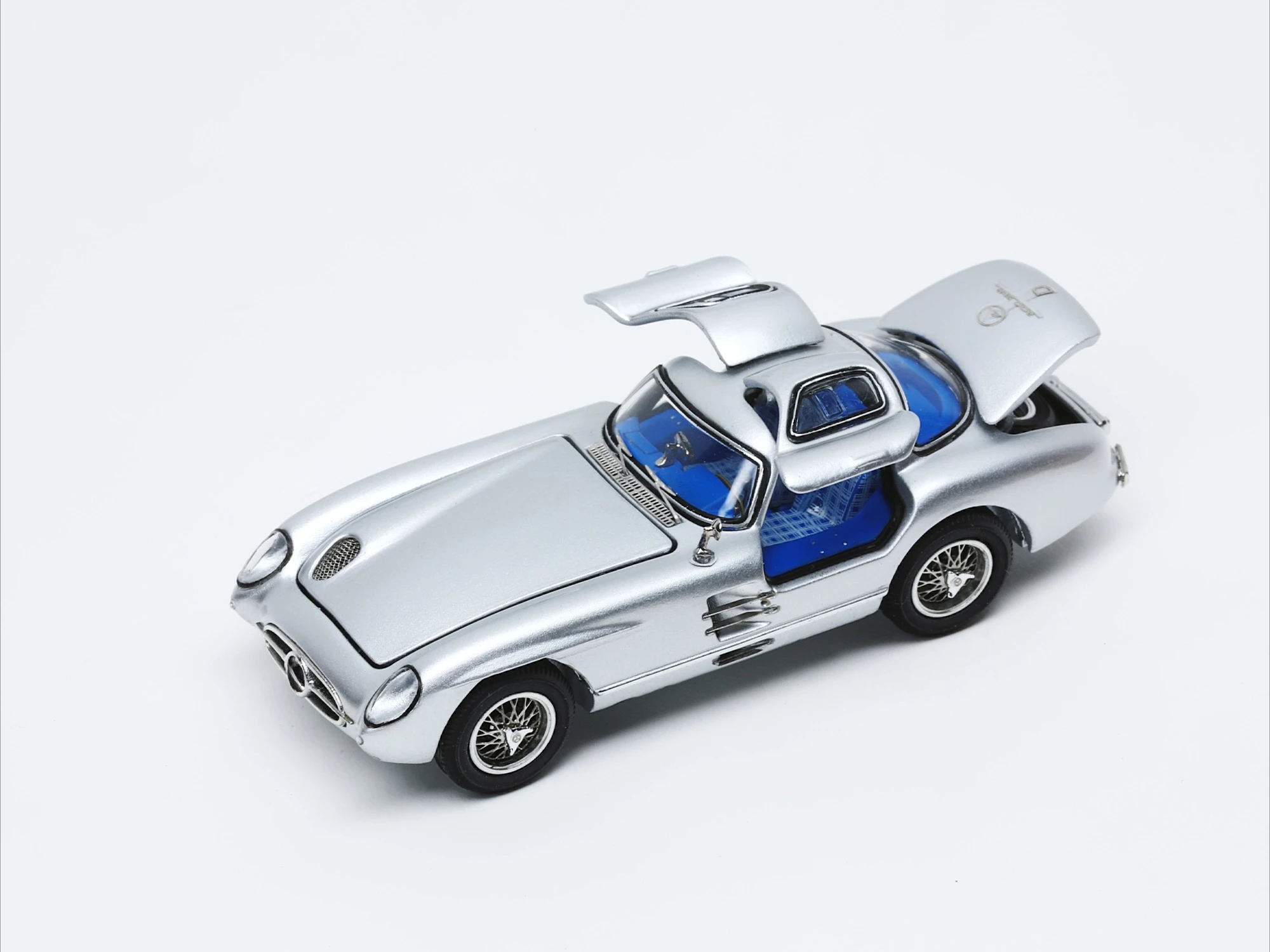 **Vorbestellung **YS 1:64 SL-Klasse Mk1 300 SLR 1955 Uhlenhaut Coupe Silberblaues Innendruckguss-Modellauto