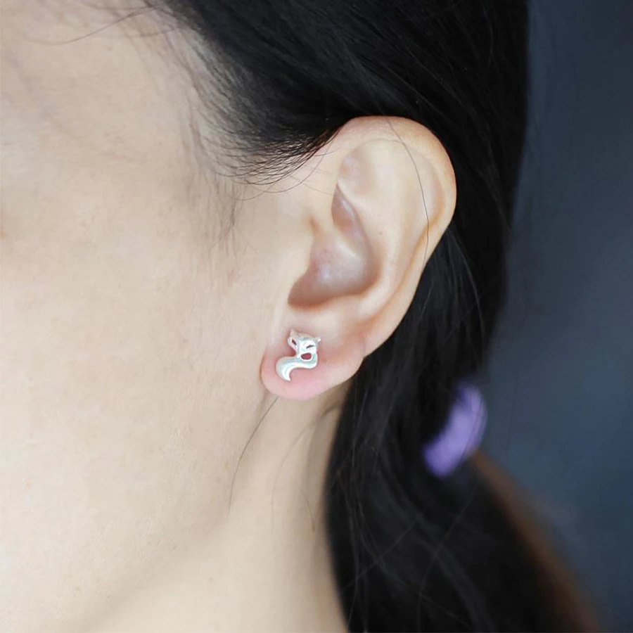 1PC F136 Titanium 16G CZ Moon animal shape Cartilage Earring Tiny Crescent Moon CZ Dangle Helix Tragus Conch Stud Ear Piercing