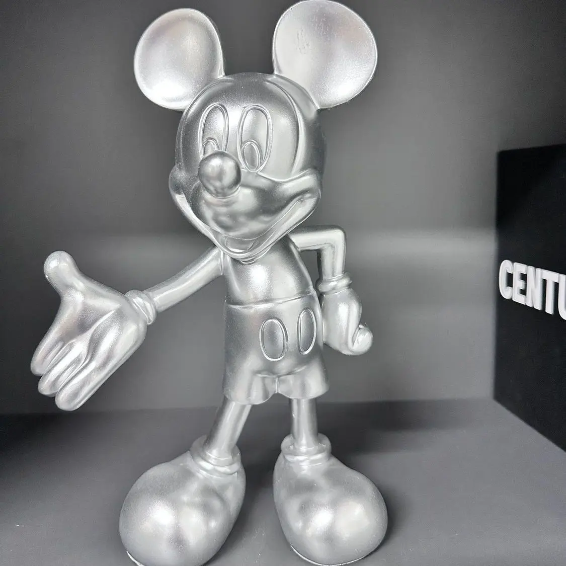 Imagem -05 - Disney-mickey Mouse Estátua para Home Decor Escultura Cartoon Anime Modelo de Resina Enfeites de Casa Marca de Moda Bem-vindo Postura