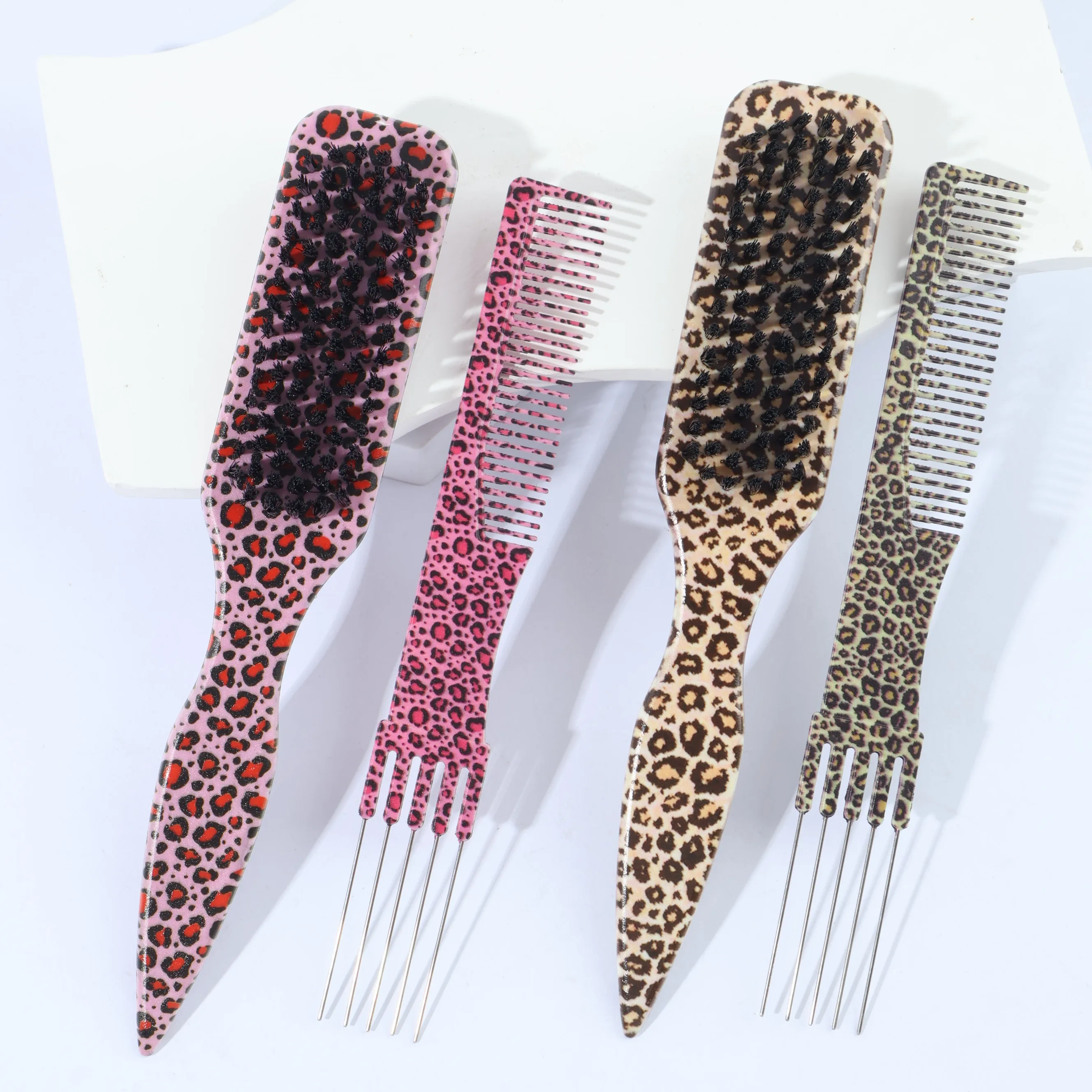 

2 pcs of Leopard-print Pointed-tail Styling Combs. The wide rat-tail design enables precise sectioning! Achieve smooth ponytails