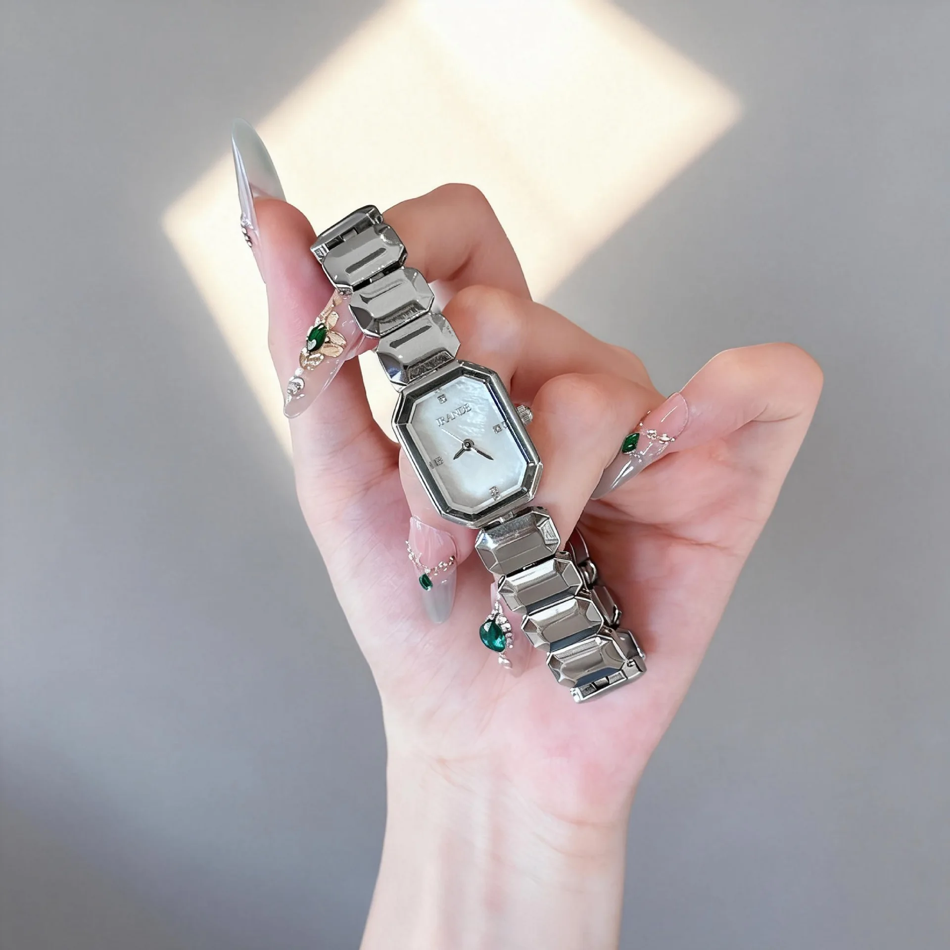 

Новые женские часы, роскошный и изысканный дизайн, высококачественные женские наручные часы, модные кварцевые часы, кварцевый механизм.