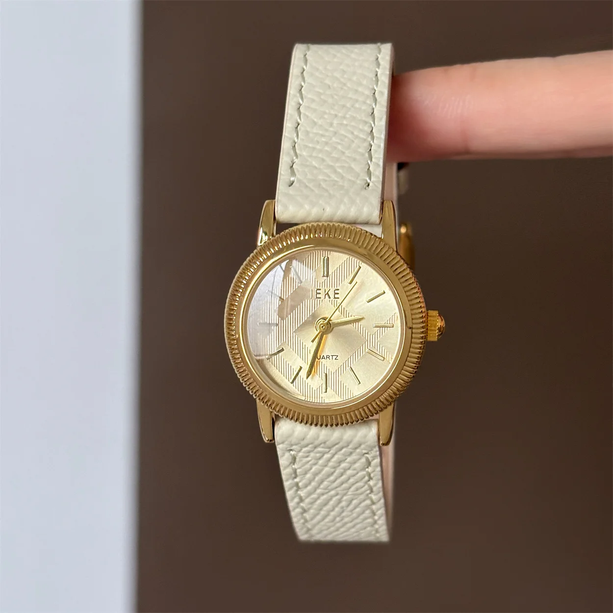 

Elegant Women'S Wristwatch, Round Design, Thin Strap, Sophisticated And Stylish, Petite Quartz Wristwatch, Women'S Accessory.
