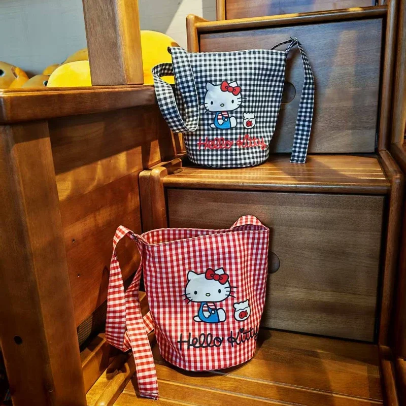 

2026 Новая сумка через плечо Kitty в клетку hello Kitty для девочек, милая стильная сумка, универсальная сумка-ведро