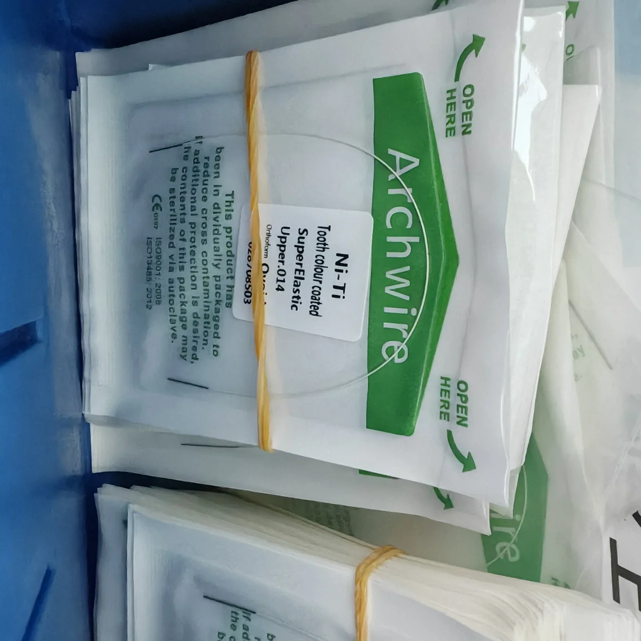 

10 упаковок (10 шт.) стоматологических дуг из NiTi с цветным покрытием (5 упаковок для верхней челюсти + 5 упаковок для нижней челюсти)