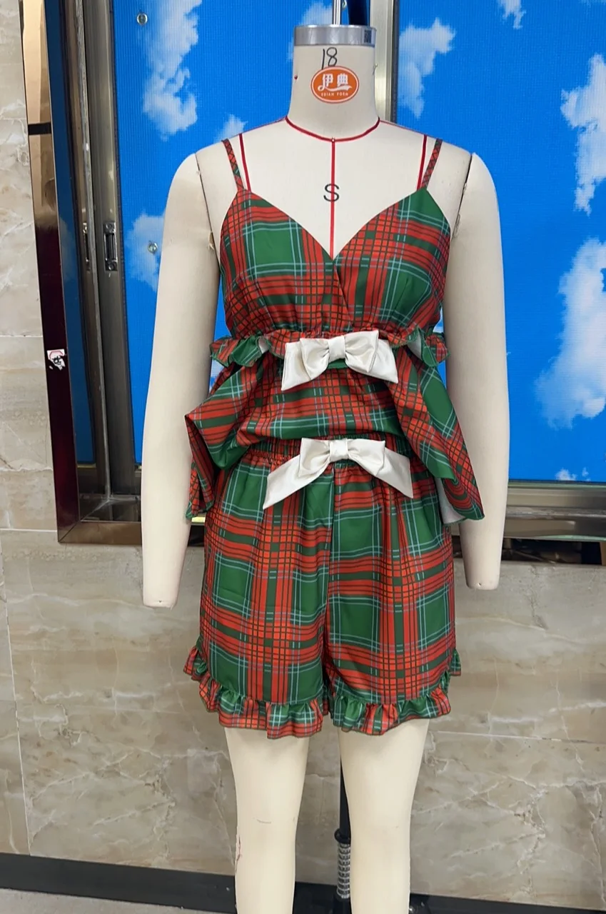 

Оставайтесь стильным и удобным этим летом с помощью наших шорт в клетку красного или зеленого цвета — доступны в размерах S, M, L!