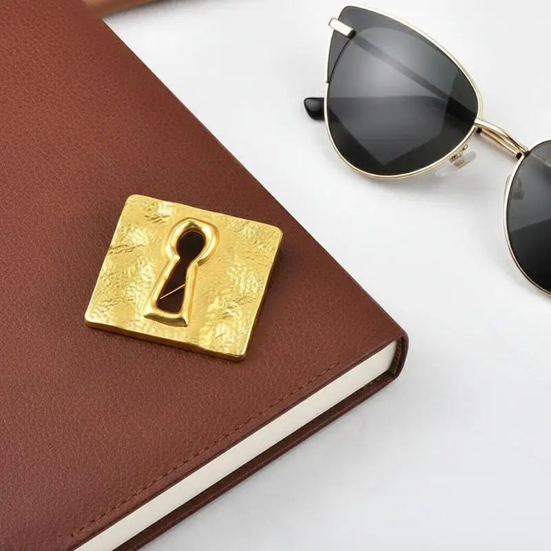 Pleated Brooch Alloy Keyhole Shape Glaze Luxury Badge Pin Trendy Banquet Clothes Metal Pin